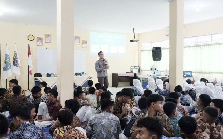 Petugas MCAP memberikan sosialisasi terkait penggunaan internet sehat dan aman di Sekolah Menengah Pertama Negeri (SMPN) 5 Depok, Kelurahan Beji Timur, Kecamatan Beji, Selasa (05/11/24).