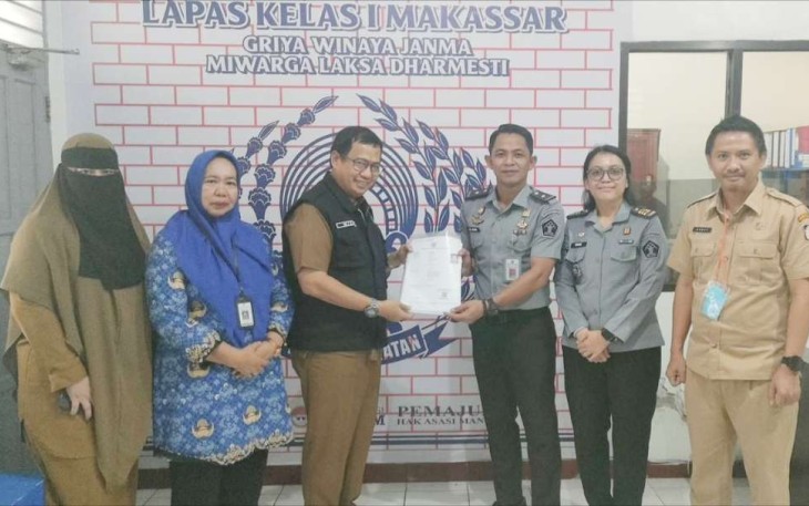 Kadis Dukcapil Sulsel Dr M Iqbal S Suhaeb menyerahkan biodata warga lapas binaan, Senin (25/11)