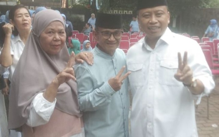 Supian Suri bersama H. Zarkasih Hasan dan ibu saat acara ramah tamah 