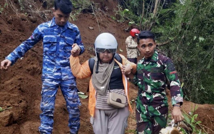 Personel Lanud Husein Sastranegara evakuasi warga korban longsor di Kabupaten Cianjur, Kamis (5/12)