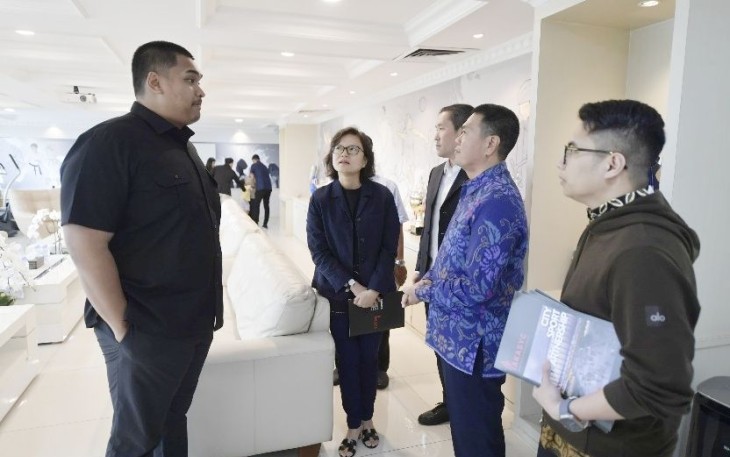 Menpora RI Dito Ariotedjo, menerima audiensi Grace Tahir bersama Ronald Kumalaputra di ruang kerjanya lantai 10 Kantor Kemenpora, Senayan, Jakarta, Kamis (5/12)