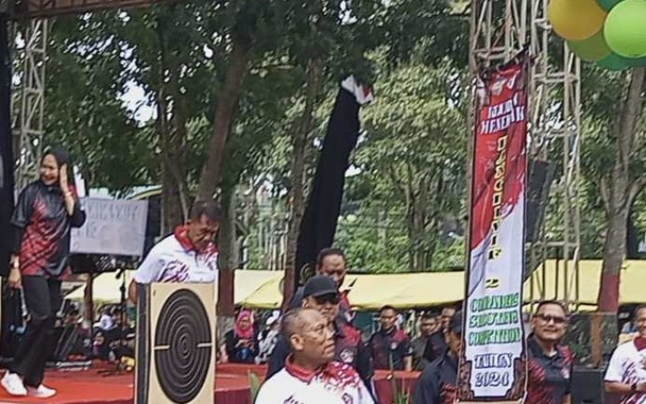 Pangdivif 2 Kostrad Mayjen TNI Susilo membuka lomba menembak dengan melepas balon udara, di Malang, Sabtu (21/12)