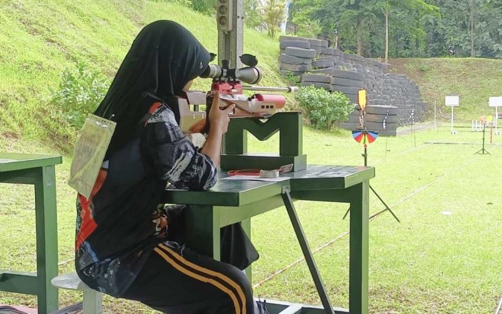Peserta lomba menembak Pangdivif 2 Comrades Shooting Competition Cup 2024 katagori senapan angin di Vicadha Shooting Range Kampoeng Tentara, Singosari, Malang, Sabtu (21/12)ica
