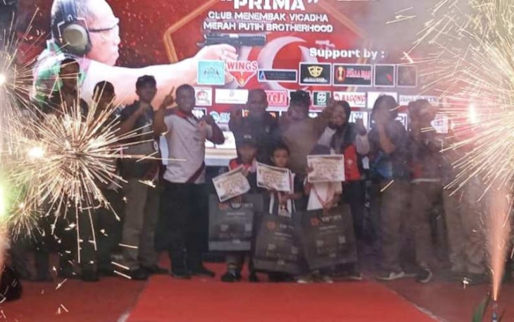 Pangdivif 2 Kostrad Mayjen TNI Susilo foto bersama pemenang lomba menembak, Minggu (22/12)