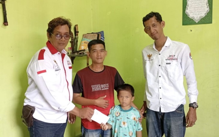 Ketua JPKPN DPC Kota Depok, Muhamad Antonius SH., tali asih adik Davin Ramadhan Putra Nawi, Kamis (26/12)