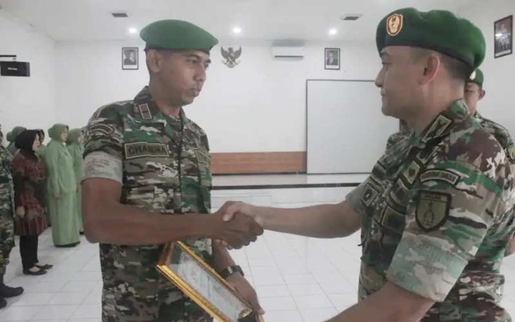 Dandim 0833/Kota Malang Letkol Arm Aris Gunawan saat memberikan penghargaan prajuritnya pindah satuan, Jum'at (27/12)