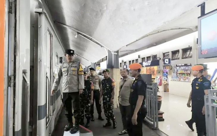 Babinsa Koramil 0833/01 Klojen saat patroli objek vital stasiun Malang, Sabtu (28/12)