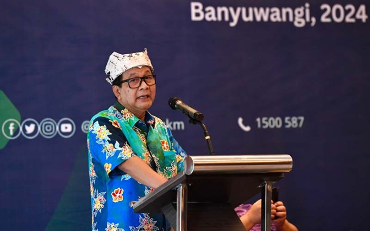 SesmenKopUKM Arif Rahman Hakim saat menutup rangkaian Diskusi Pengaduan dan Serap Aspirasi Publik Bidang Koperasi dan UMKM tentang Optimalisasi Teknologi Digital bagi UMKM di Banyuwangi, Jumat (16/2).