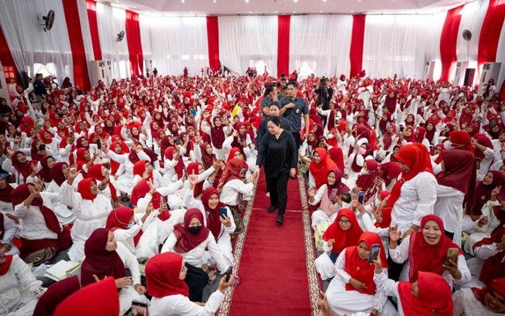 Ketua DPR RI Puan Maharani saat menyapa ibu-ibu PKK (Pembinaan Kesejahteraan keluarga) di Kabupaten Sumenep, Madura, Jawa Timur, Senin (22/1/2024). 