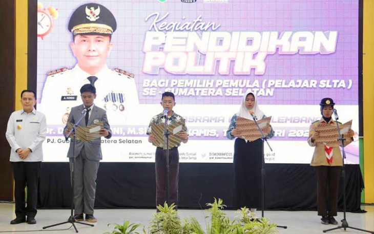 Pj Gubernur Agus Fatoni Beri Motivasi Pemilih Pemula dalam kegiatan ‘Pendidikan Politik Pemilih Pemula bagi Pelajar Sekolah Lanjutan Tingkat Atas (SLTA) Se-Sumsel di Gedung Asrama Haji Palembang, Sumatera Selatan, Kamis (18/1/2024).