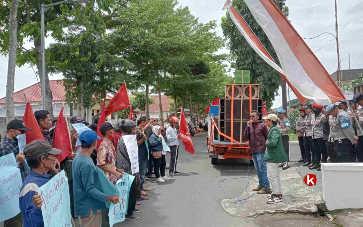KMPPB Blitar Saat Unras di Depan Kantor KPU Kota Blitar