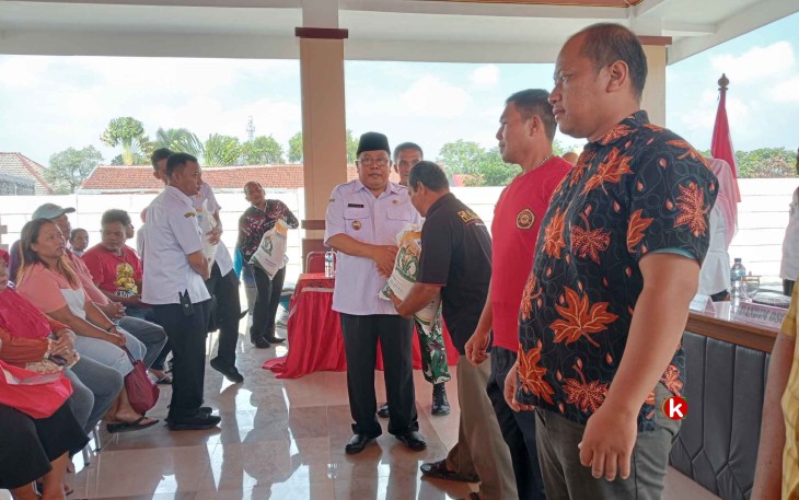 Walikota Blitar Santoso Salurkan Bantuan Beras 10 Kilogram ke Warganya di Kecamatan Sananwetan (Foto : Faisal NR / Klikwarta.com)