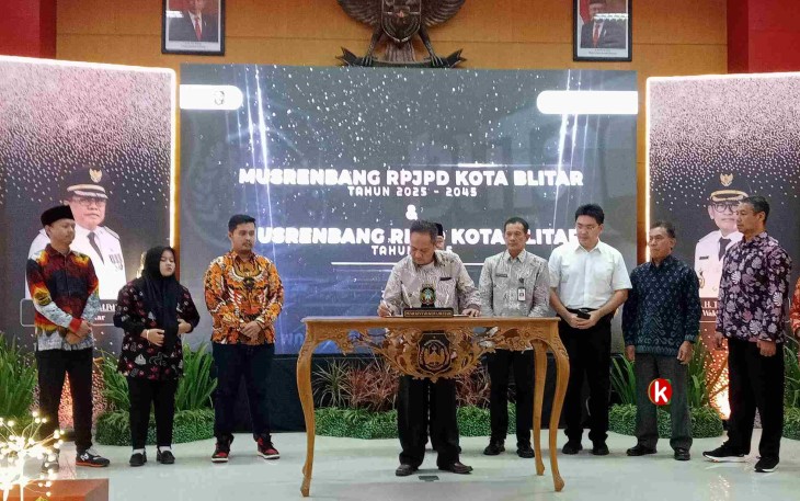 Ketua DPRD Kota Blitar Syahrul Alim Menandatangani Berita Acara Musrenbang RKPD Kota Blitar Tahun 2025 (Foto : Faisal NR / Klikwarta.com)