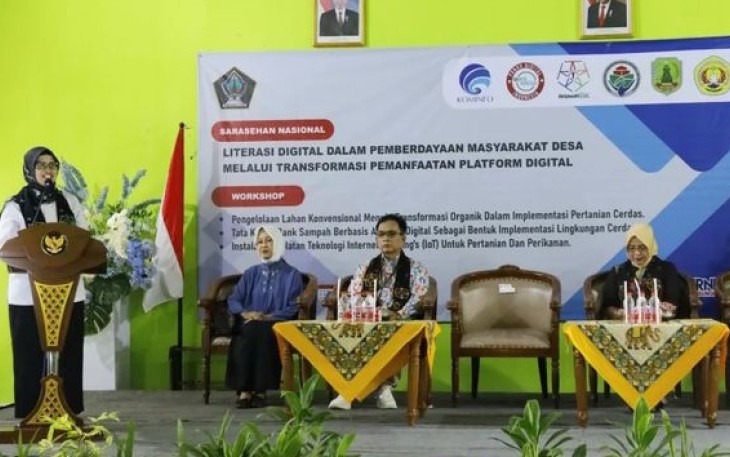 Bupati Blitar Rini Syarifah Saat Sampaikan Sambutan di Acara Seminar dan Workshop Literasi Digital Pembangunan Desa berbasis Digital