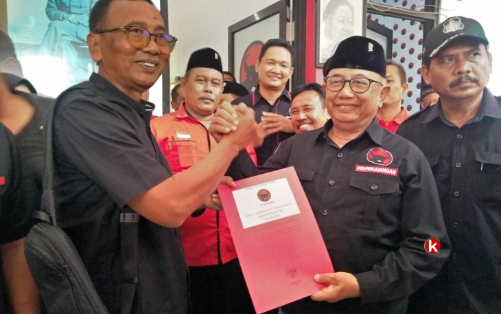 Ketua DPC PDIP Kabupaten Blitar Rijanto (pakai peci) Siap Maju Pilkada 2024 (Foto : Faisal NR / Klikwarta.com)