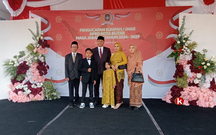 Yasa Kurniawanto bersama Keluarga Saat Akan Mengikuti Acara Pengucapan Sumpah/Janji Jabatan Anggota DPRD Kota Blitar Periode 2024-2029 (Foto : Faisal NR / Klikwarta.com)