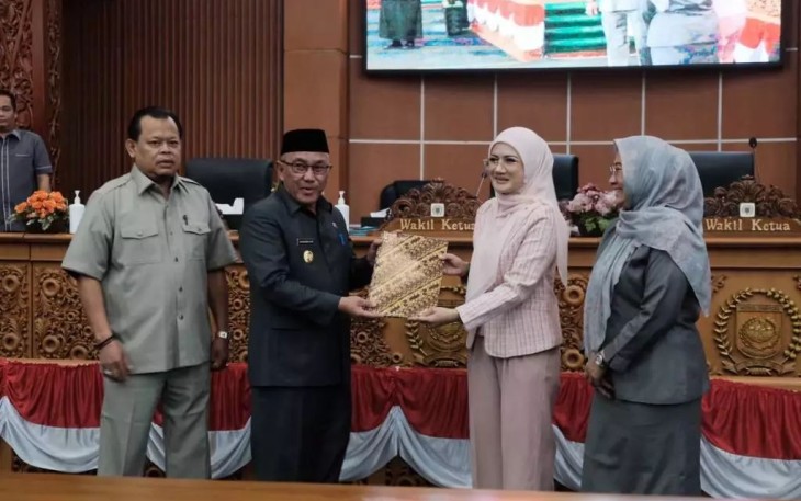 Wali Kota Depok, Mohammad Idris (kedua dari kiri) bersama Pimpinan DPRD Kota Depok pada Rapat Paripurna di Gedung DPRD Depok