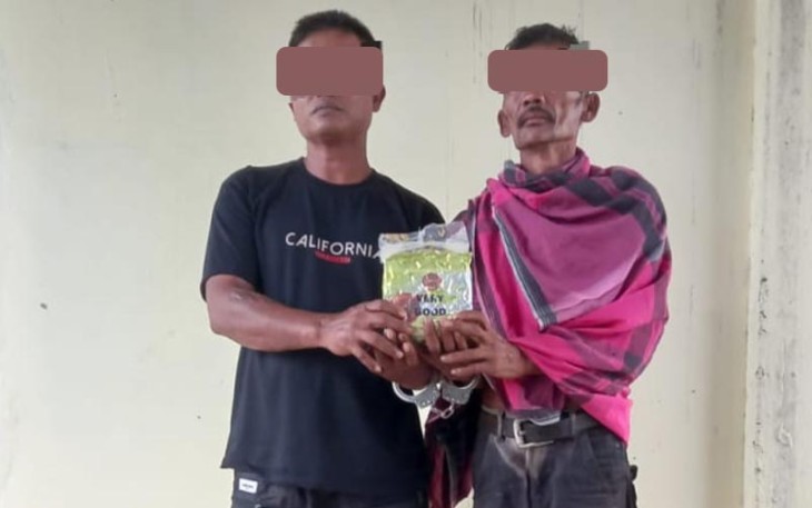Kedua Tersangka saat diamankan beserta barang bukti
