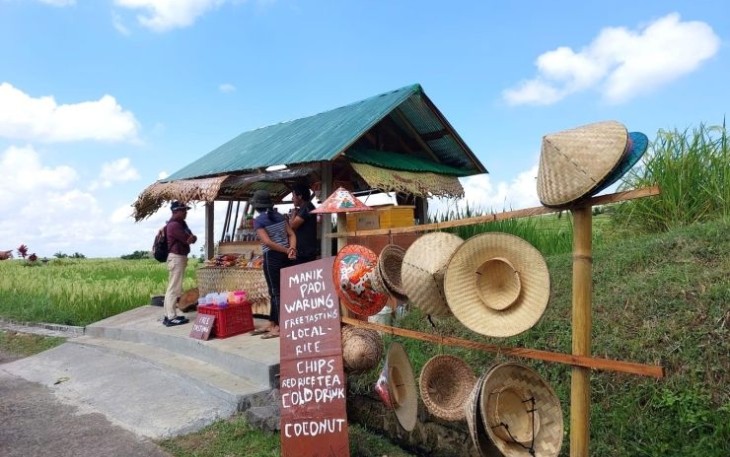 Wisatawan lokal saat mengunjungi salah satu warung warga di kawasan persawahan Desa Jatiluwih, Tabanan, Bali, Selasa (7/5/2024). Desa ini akan menjadi salah satu lokasi kunjungan delegasi World Water Forum ke-10 pada 18--25 Mei 2024.