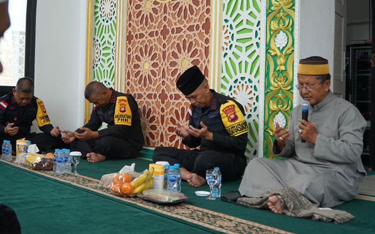 Personel Brimob Kalbar dengan Bintohtal Peringati Isra’ Mi’raj