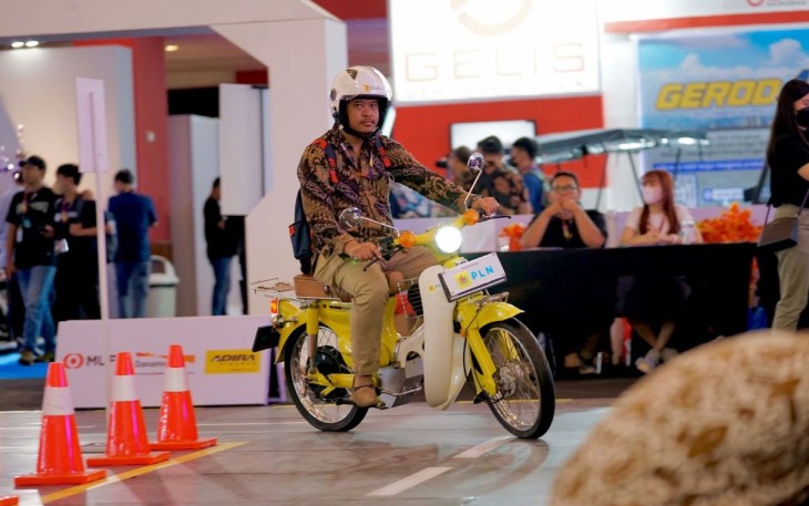 Kendaraan Listrik di IIMS 2024, JI-Expo Kemayoran, Jakarta, Kamis (15/2)
