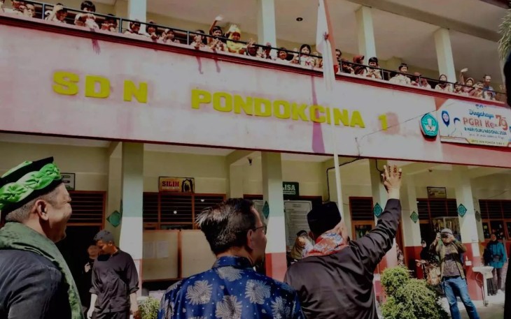 Wali Kota Depok Mohammad Idris menyapa siswa SDN Pocin 1 disela kegiatan peresmian RKB, Kamis (21/11/24)