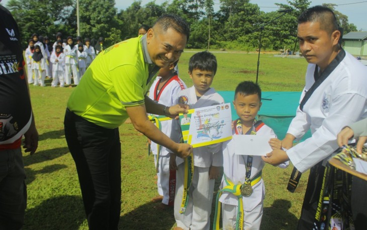 Sekretaris Daerah Drs. Rachmat Riyanto, S.T., M.AP., menyerahkan medali dan piagam atas prestasi Atlit Taekwondo Bengkulu Tengah yang meraih prestasi pada Kejuaraan Taekwondo Open Turnamen Piala Bupati Kabupaten Seluma tahun 2024 yang berlangsung Halaman Denzipur 14 Gana Bhadrika Bengkulu Tengah