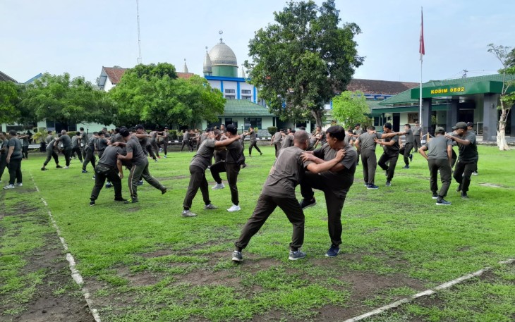 Kodim 0802/Ponorogo terus memberikan yang terbaik demi kesejahteraan anggota. Baik itu berupa pembinaan satuan maupun berbagai latihan – latihan yang yang terprogram. Termasuk hari ini menggelar latihan bela diri taktis, Jumat (05/01/2024)