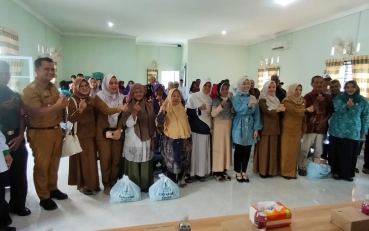 Foto bersama usai pembagian paket sembako