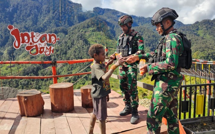 Satgas 330 Tri Dharma saat Bagikan Gula-gula ke Anak-anak Intan Jaya