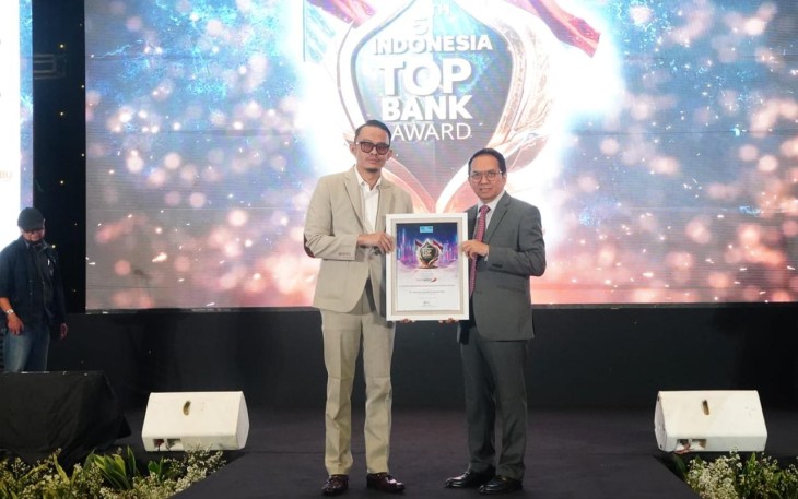 Penghargaan diserahkan oleh Founder dan CEO The Iconomics Bram S. Putro dan diterima langsung oleh Direktur Keuangan, Treasury dan Global Services Bank Jatim Edi Masrianto pada hari Kamis (20/6). 