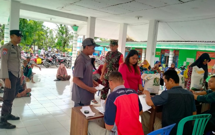 Babinsa Koramil 04/Padas Dampingi Penyaluran Bantuan Pangan Beras Pemerintah