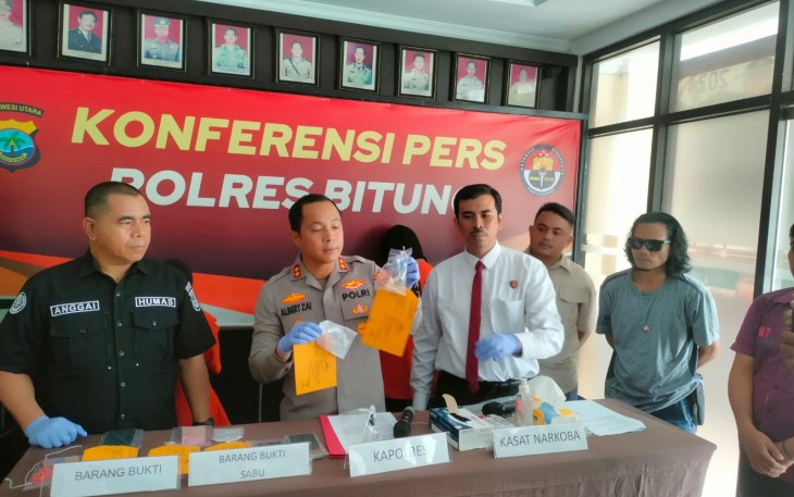 Kapolres Bitung, AKBP Albert Zai,S.I.K.,S.H saat menunjukkan barang bukti sabu di konferensi pers