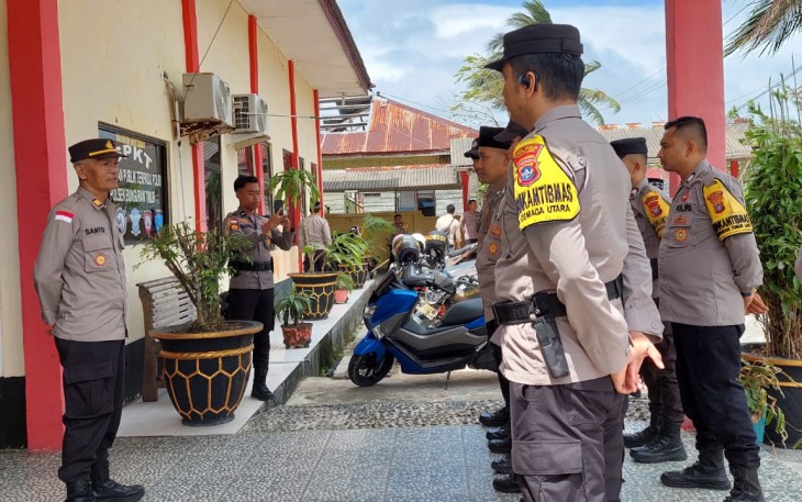  Polsek Bunguran Timur Bagikan Nasi Kotak Bangun Kebersamaan dengan Masyarakat 