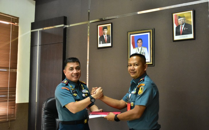 Menjelang Serah Terima Jabatan, Komandan Wing Udara 2 Puspenerbal, Kolonel Laut (P) Ma'arif melaksankan Memorandum dengan Komandan Wing Udara 2 yang akan menempati selanjutnya, Kolonel Laut (P) Adam Firmansyah yang digelar di ruang rapat Markas Komando Wing Udara 2 Puspenerbal, Selasa (9/1/2024)