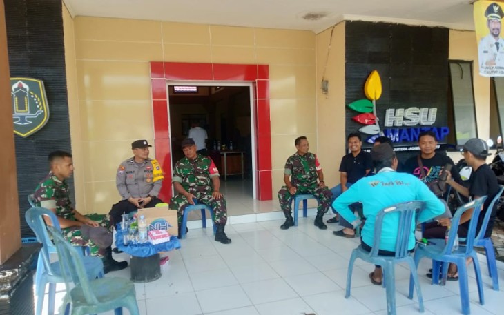 Babinsa Koramil 1001-10/Babirik Kodim 1001/HSU-BLG Kopral Satu Zainudin yang siap mengawal keamanan pesta demokrasi Indonesia hingga tuntas, Senin, (19/02).