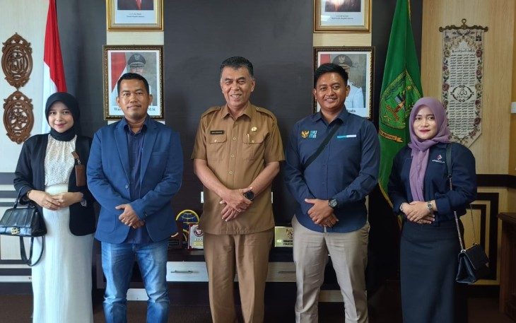 Bupati Natuna Wan Siswandi di dampingi Wakil Bupati Natuna, Rodhial Huda mendapatkan kunjungan kerja dari Kepala PLN Ranai yang baru Lobertus Gunawan Hasugian. Bertempat di ruang kerja Bupati Natuna Lantai ll. Jl. Batu Sisir Desa Sungai Ulu Kecamatan Bunguran Timur Kabupaten Natuna, Selasa (13/2/2024)
