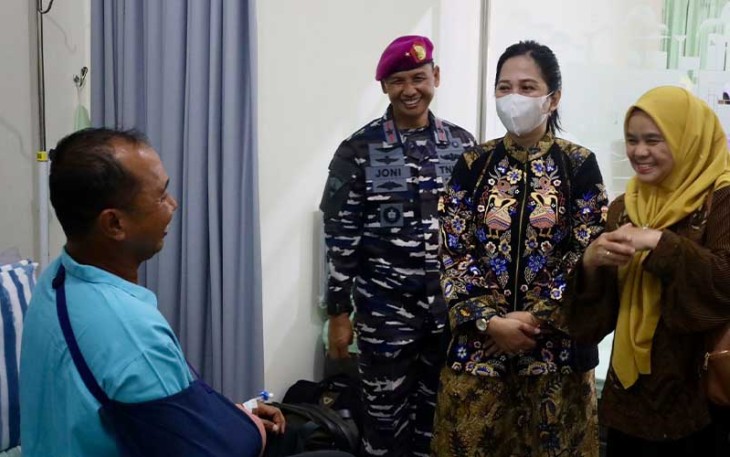 Danlantamal V saat Kunjungi Anggota yang Sakit