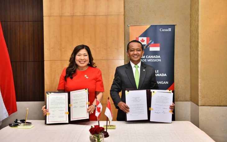 Menteri ESDM Bahlil Lahadalia bersama Menteri Promosi Ekspor, Perdagangan Internasional dan Pembangunan Ekonomi Kanada Marry Ng usai penandatanganan MoU di Jakarta, Senin (2/12)