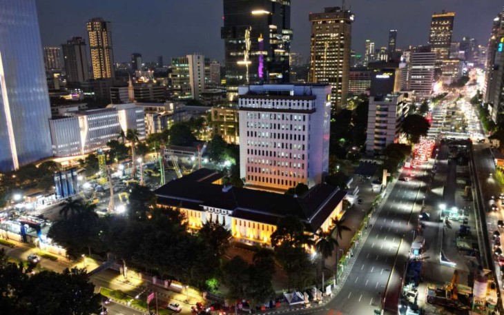 Ilustrasi gedung perkotaan dengan pasokan listrik di malam hari 