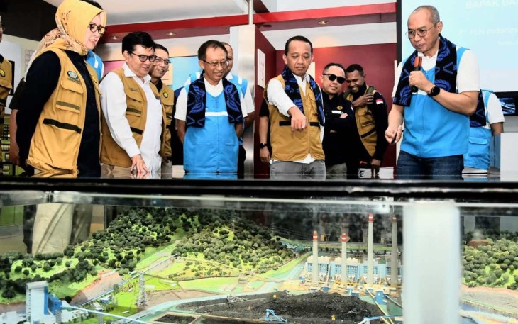 Menteri ESDM Bahlil Lahadalia saat menerima pemaparan kesiapan kondisi listrik selama Nataru di Cilegon, Sabtu (21/12)
