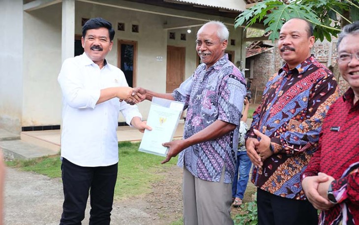 Menteri ATR/Ka.BPN RI Hadi Tjahjanto saat menyerahkan sertifikat secara door to door, Jumat (16/02/2024).