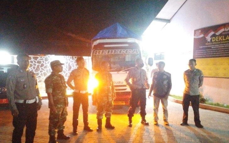 Koramil Kebonagung saat Kawal Kotak Suara Hasil Pemilu 2024 dari PPK Ke KPU Pacitan