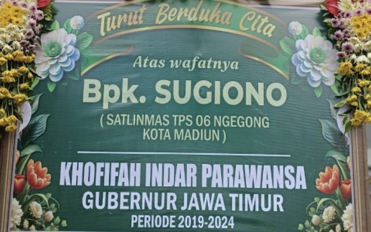 Papan bunga turut berduka cita dari Khofifah Indar Parawansa kepada salah satu anggota Linmas yang meninggal dunia.