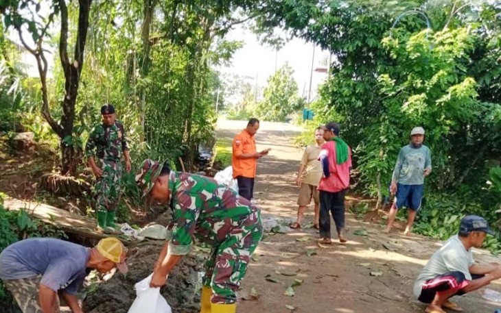 Babinsa Ponorogo saat Kerja Bakti Bersihkan Selokan Air Bersama Warga