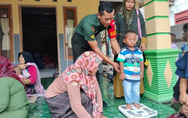 Babinsa Koramil Saradan saat Dampingi Pelayanan Posyandu Lansia dan Balita.