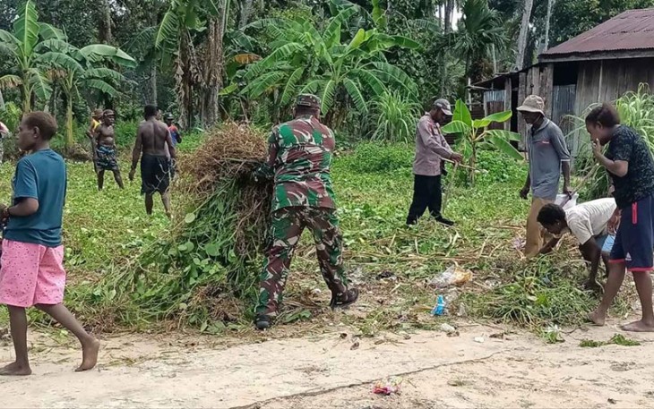 Babinsa Koramil 1710-01/Kokonao saat Gerakkan Warga Bersihkan Lingkungan