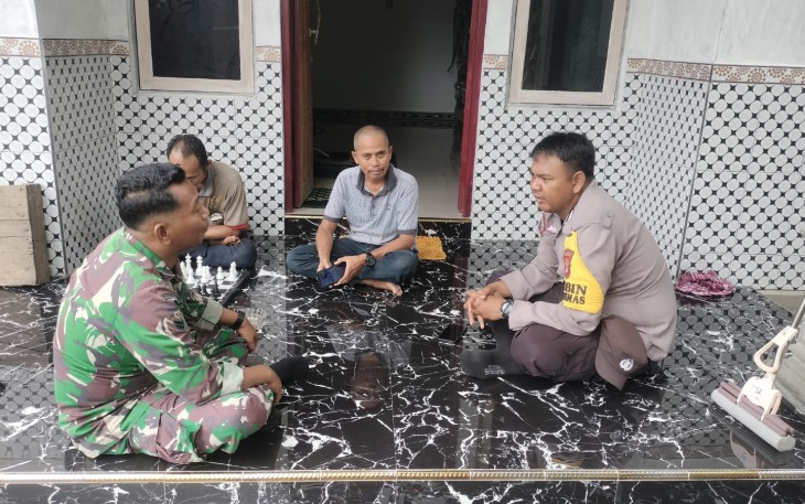 Sertu Mulyadi  bersama Bhabinkamtibmas melaksanakan Komsos dengan warga masyarakat Desa Benawa Tengah Kecamatan Barabai Kab.Hulu Sungai Tengah, Sabtu (09/03/2024)