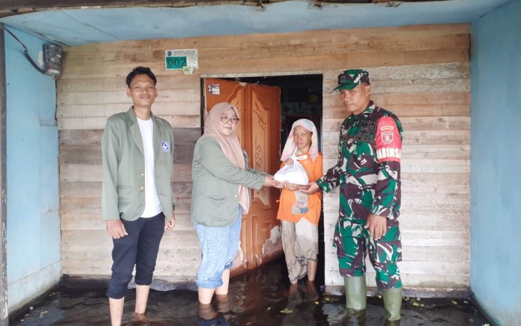 Babinsa Kodim 1001/HSU Kodam V/MLW saat Dampingi Penyaluran Bantuan Untuk Warga Korban Bencana Banjir