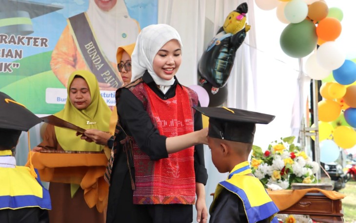 Bunda PAUD Bintan Hafizha Rahmadhani saat prosesi wisuda 37 peserta didik dari PAUD Sri Kemuning dan PAUD Teratai Desa Kuala Sempang. 